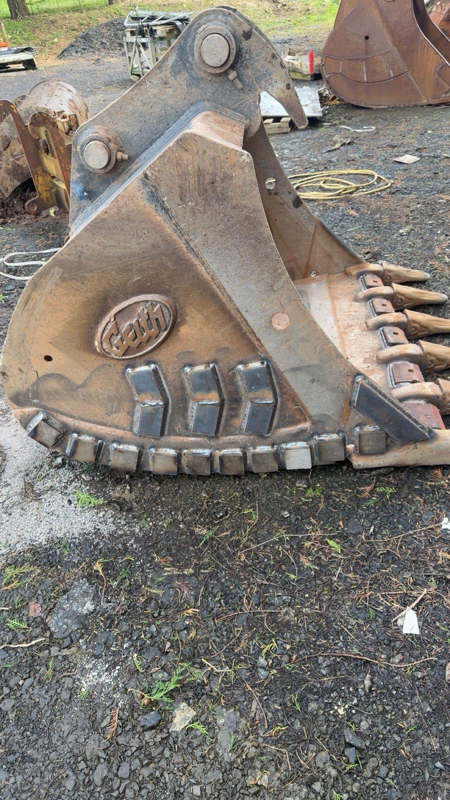 Heavy rock bucket with side teeth